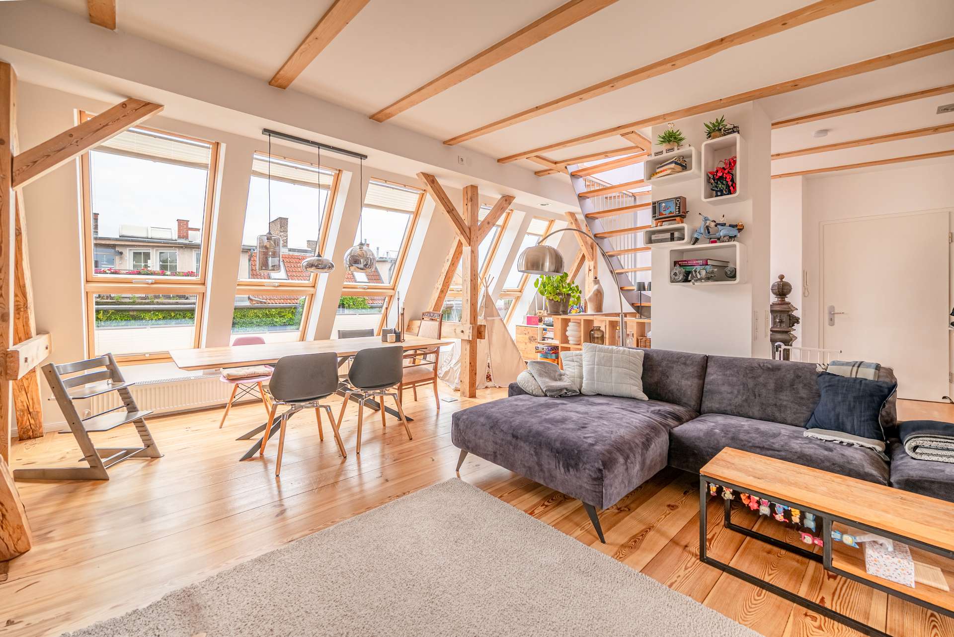 Lichtdurchflutetes Wohnzimmer