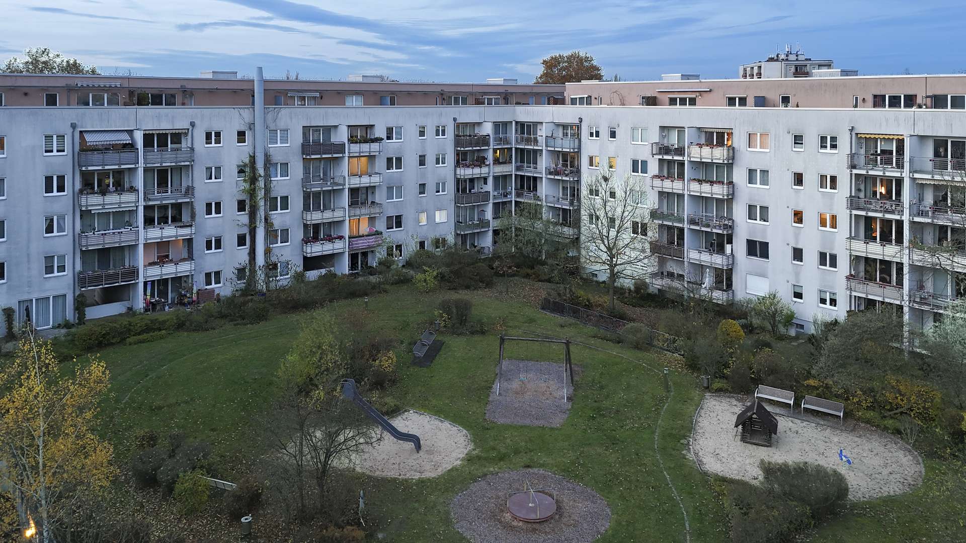 Gru00fcner Innenhof mit Spielplatz