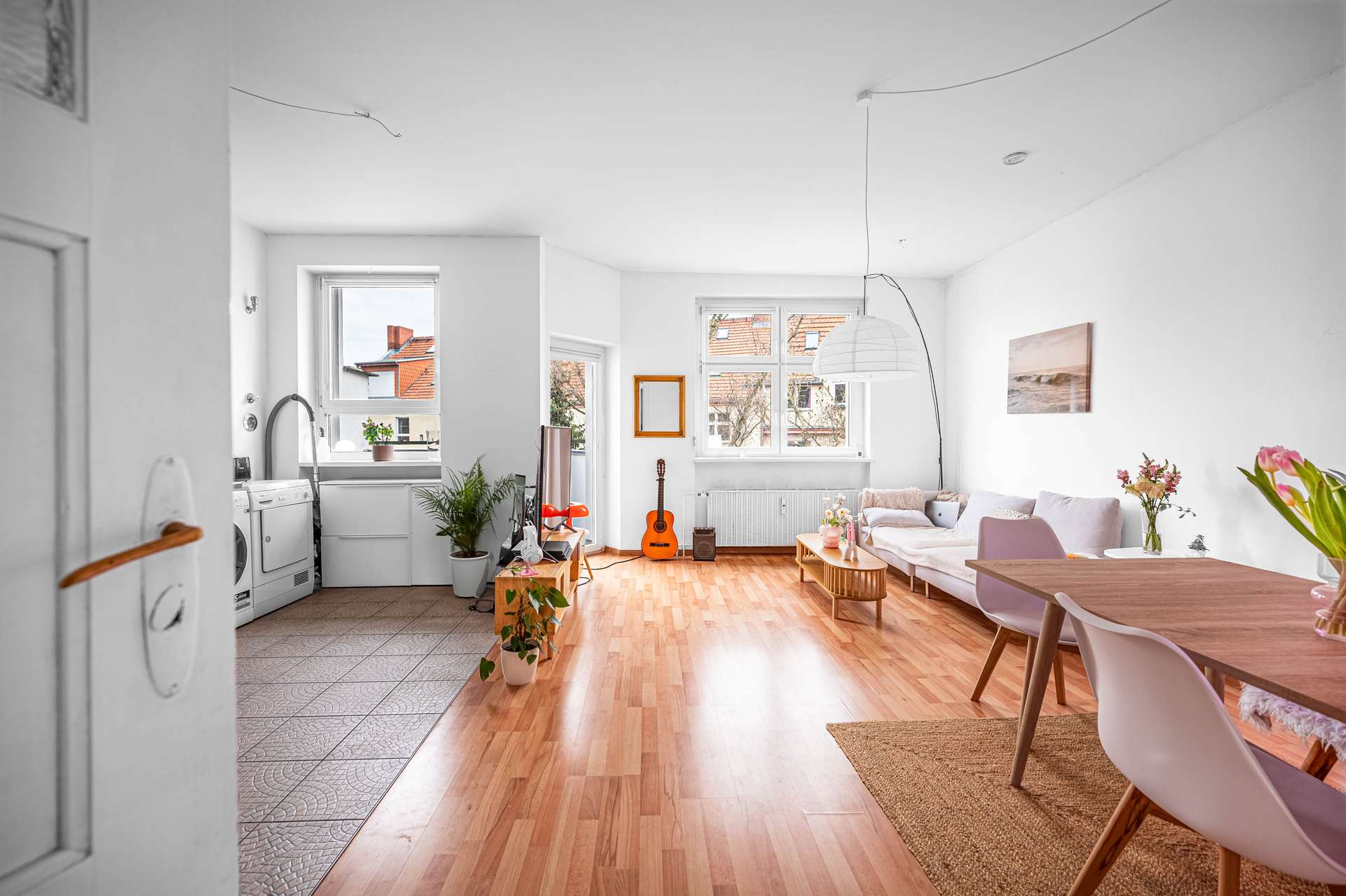 Lichtdurchflutetes Wohnzimmer