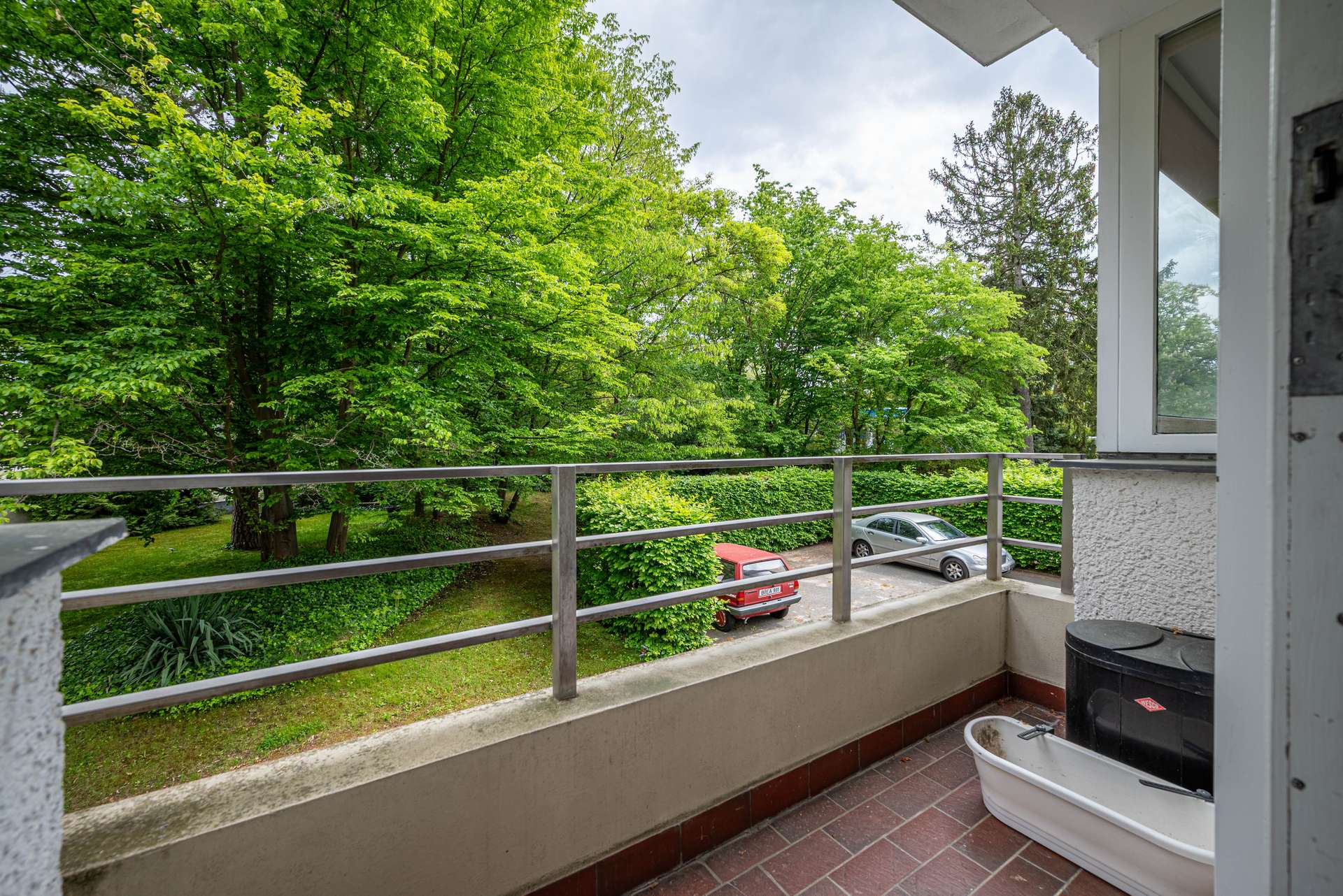 Balkon mit Blick ins Gru00fcne