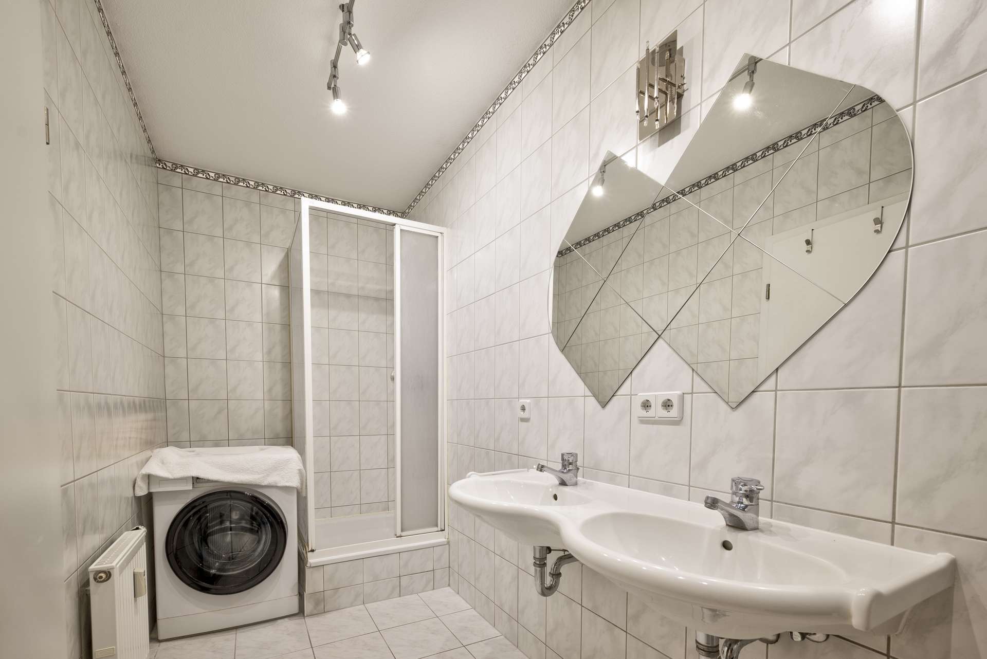 Eine seperate Dusche bietet zusu00e4tzlich Komfort 