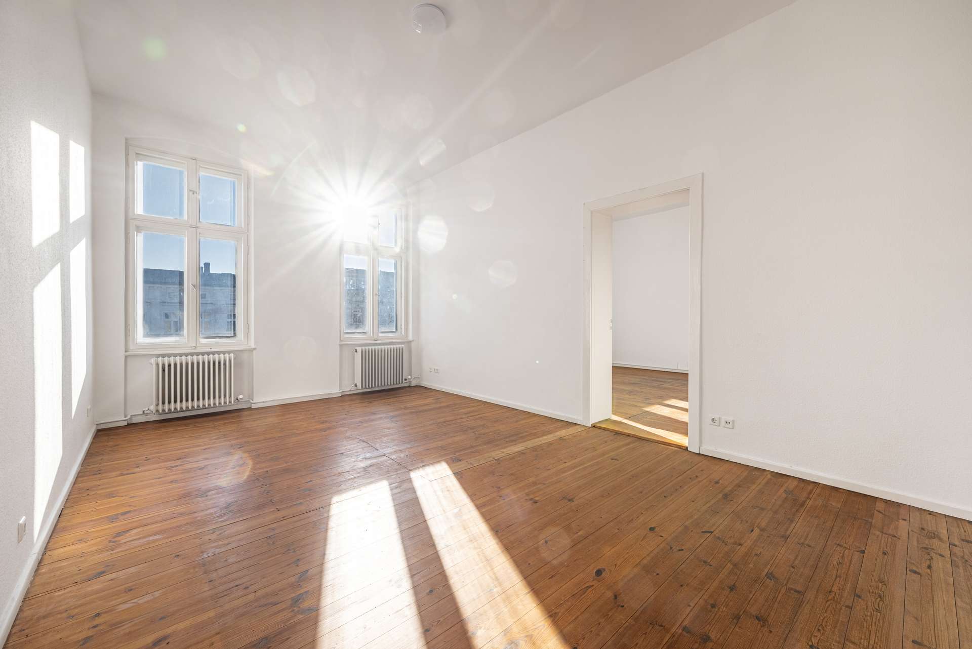 Gemu00fctliches Schlafzimmer mit Durchgang zum Wohnzimmer