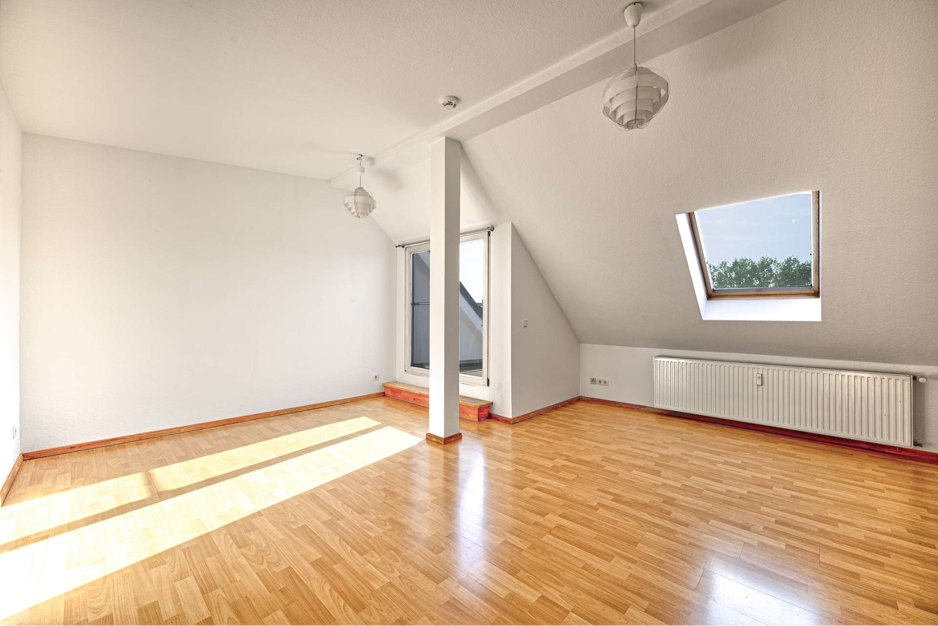 Lichtdurchflutetes Wohnzimmer