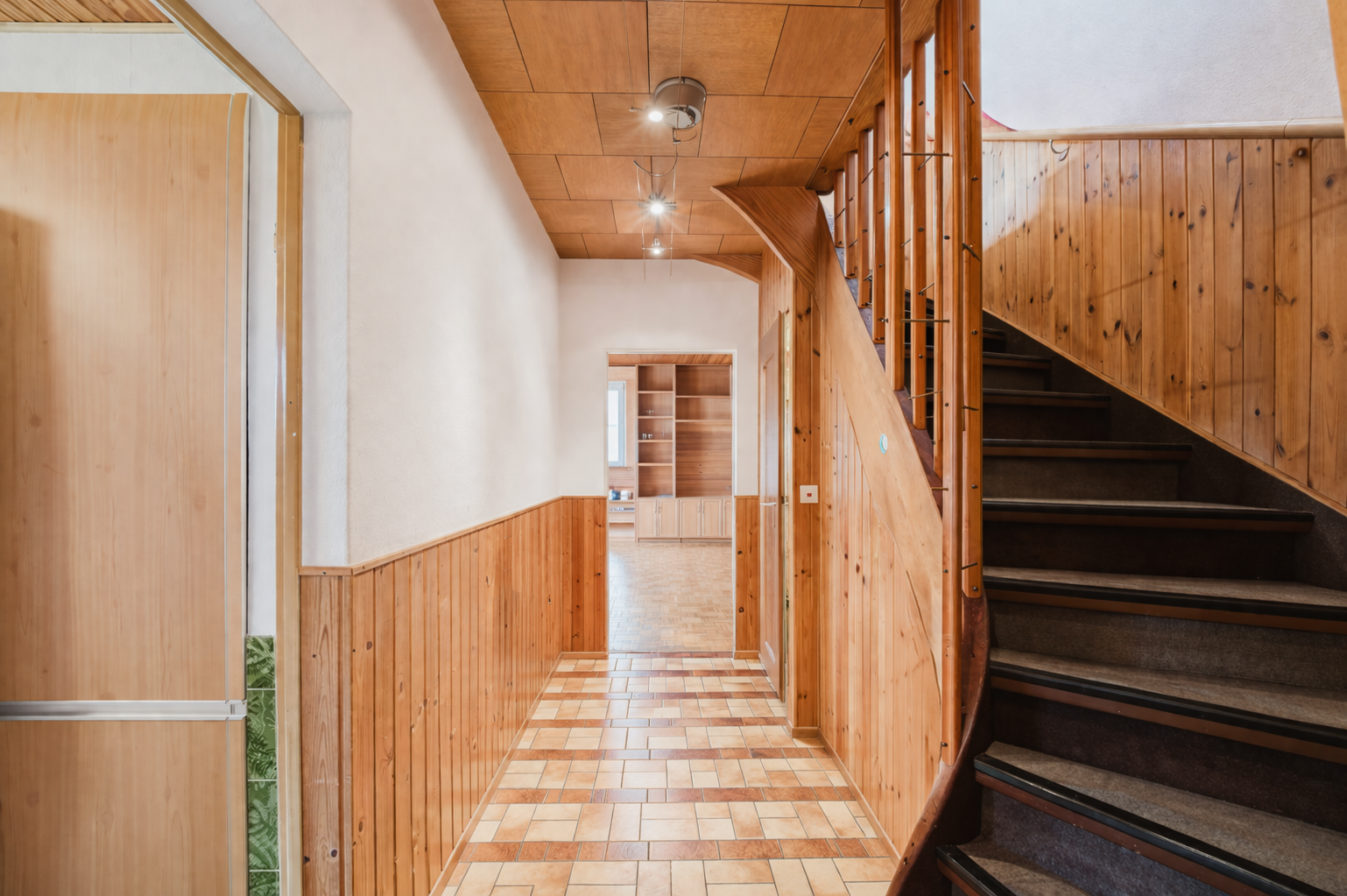 Heller Flur mit Holzdetails und Treppe
