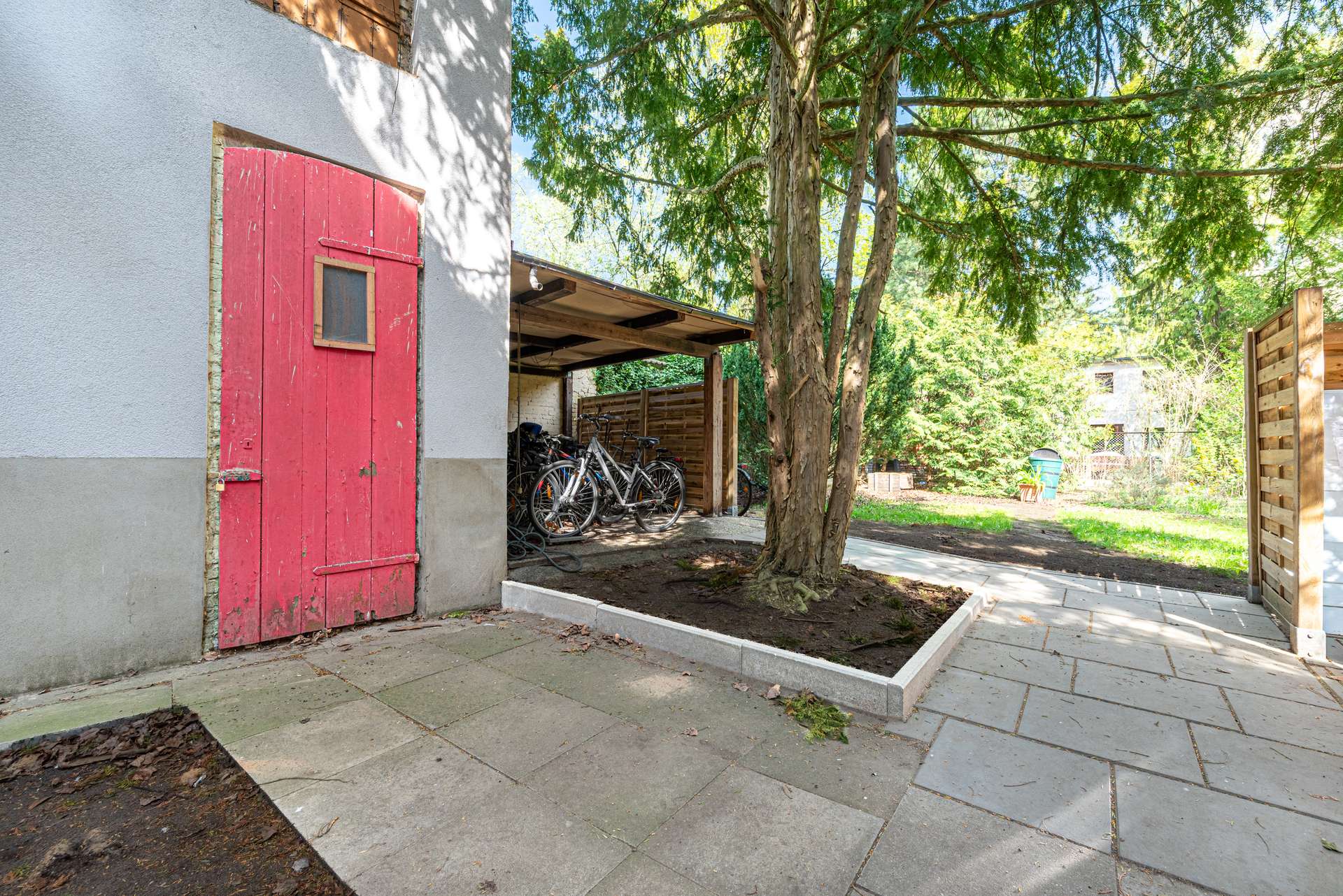 Innenhof mit u00fcberdachten Fahrradstellplu00e4tzen