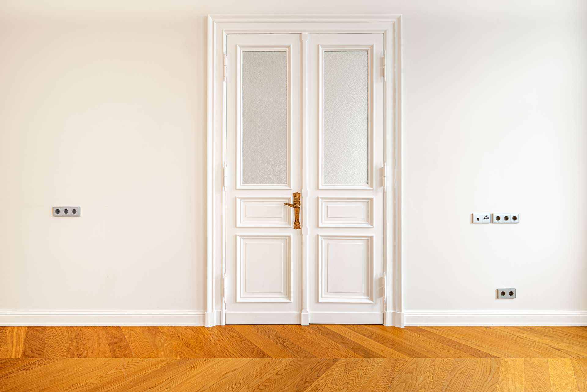 Stilvolle Altbau-Doppeltu00fcr mit klassischen Details