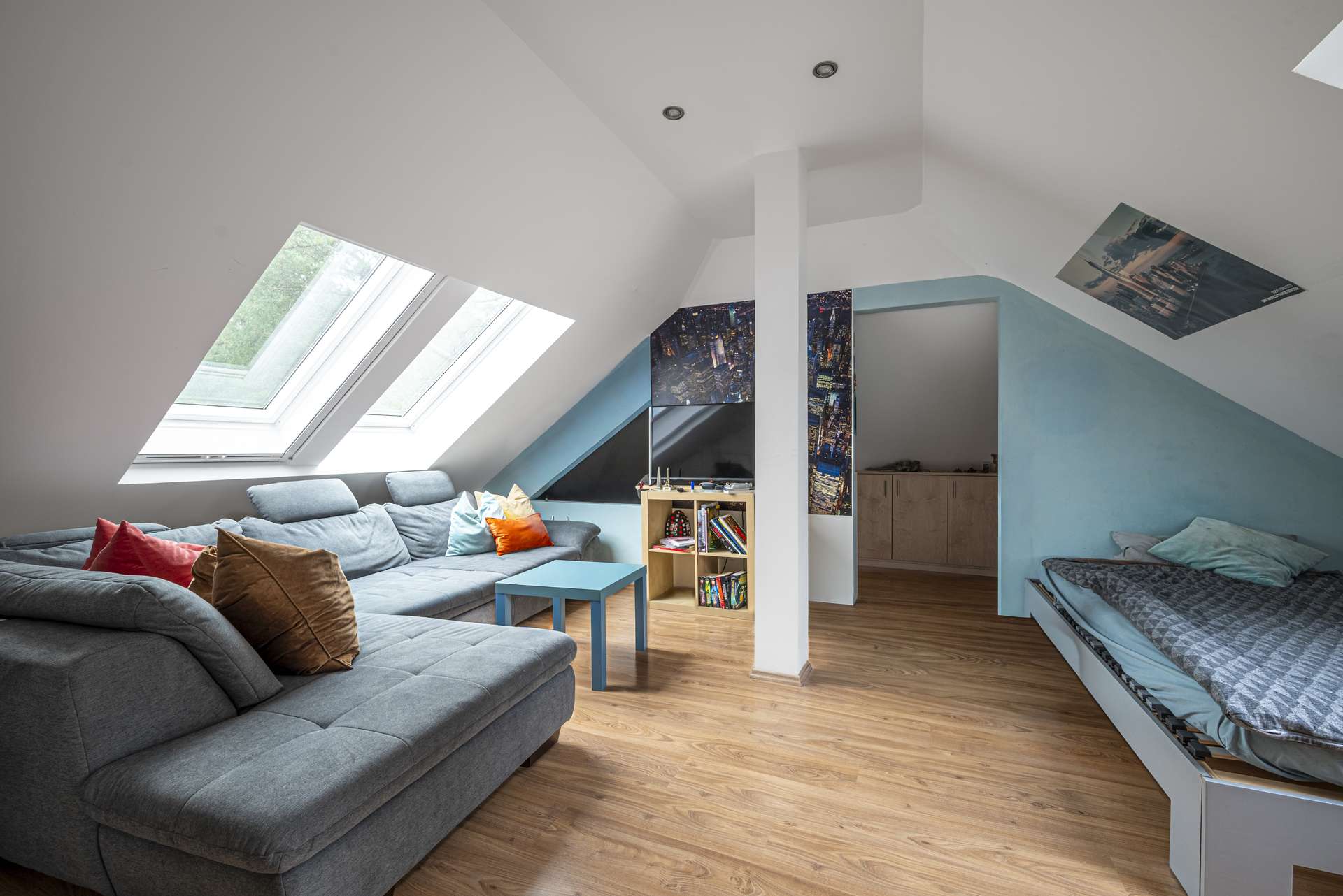 Gemu00fctlicher Dachgeschossbereich mit Veluxfenstern u2013 perfekter Ru00fcckzugsort fu00fcr Kinder oder Gu00e4ste