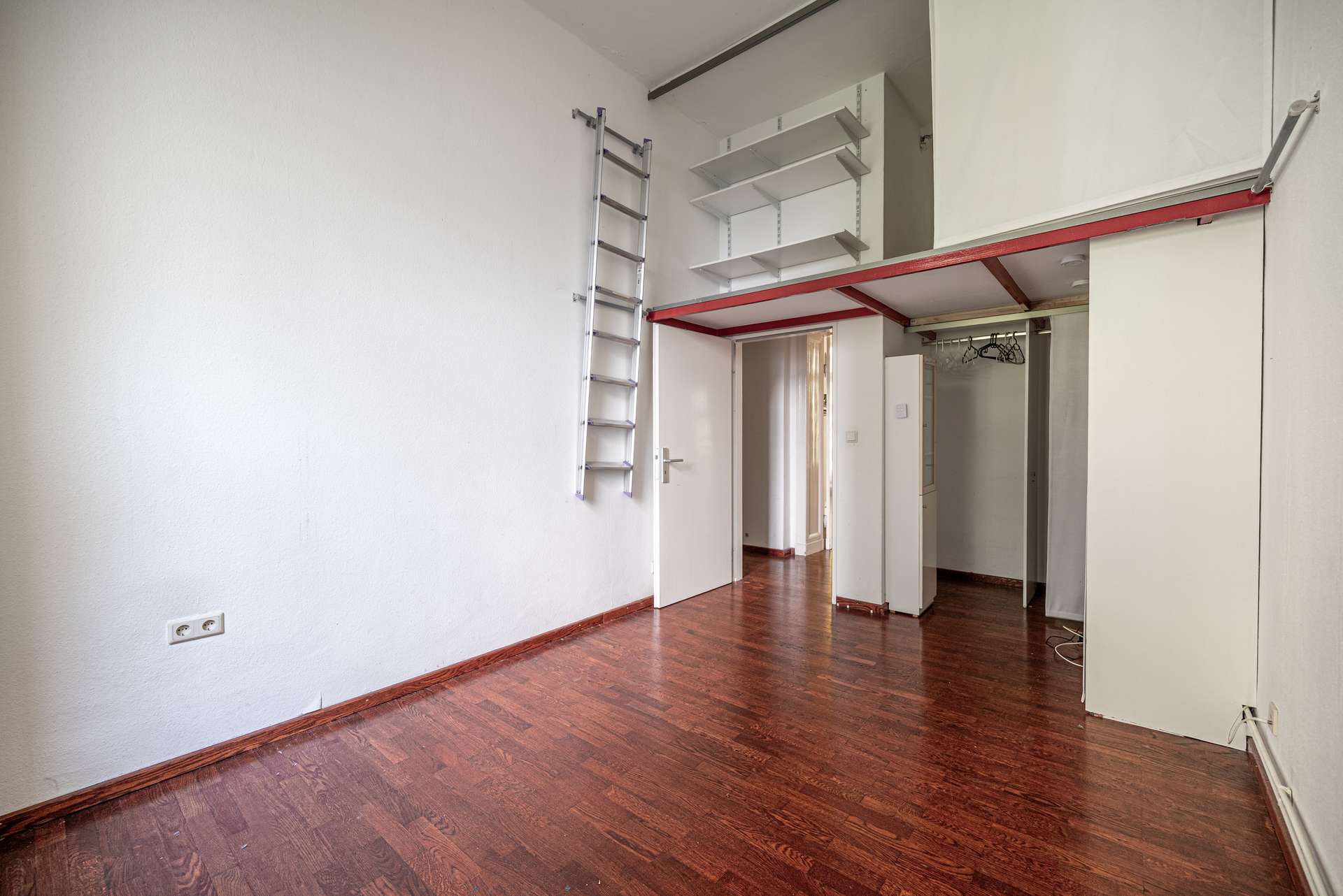 Schlafzimmer mit Hochebene