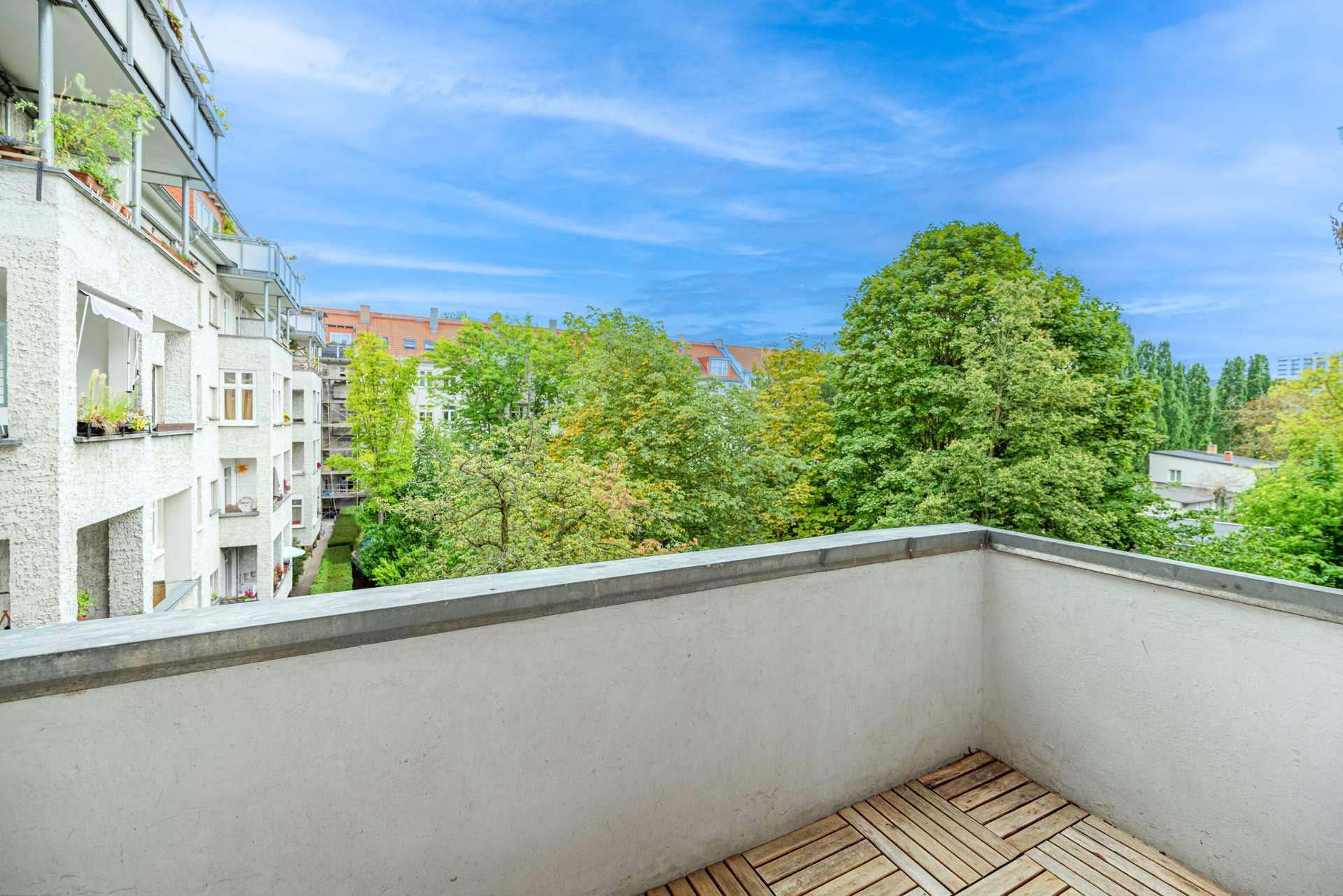 Herrlicher Balkon zum begru00fcnten Innenhof