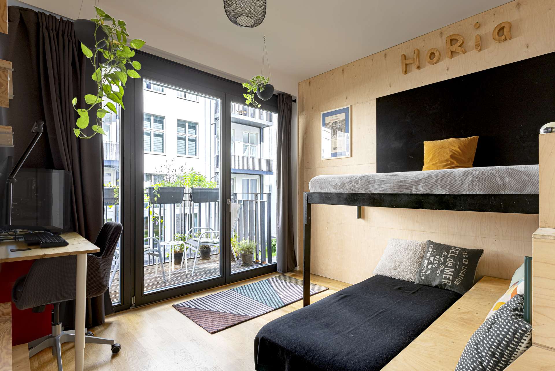 Gemu00fctliches Schlafzimmer mit Balkon-Zugang