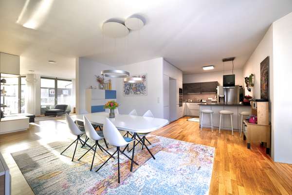 geru00e4umiges Wohnzimmer