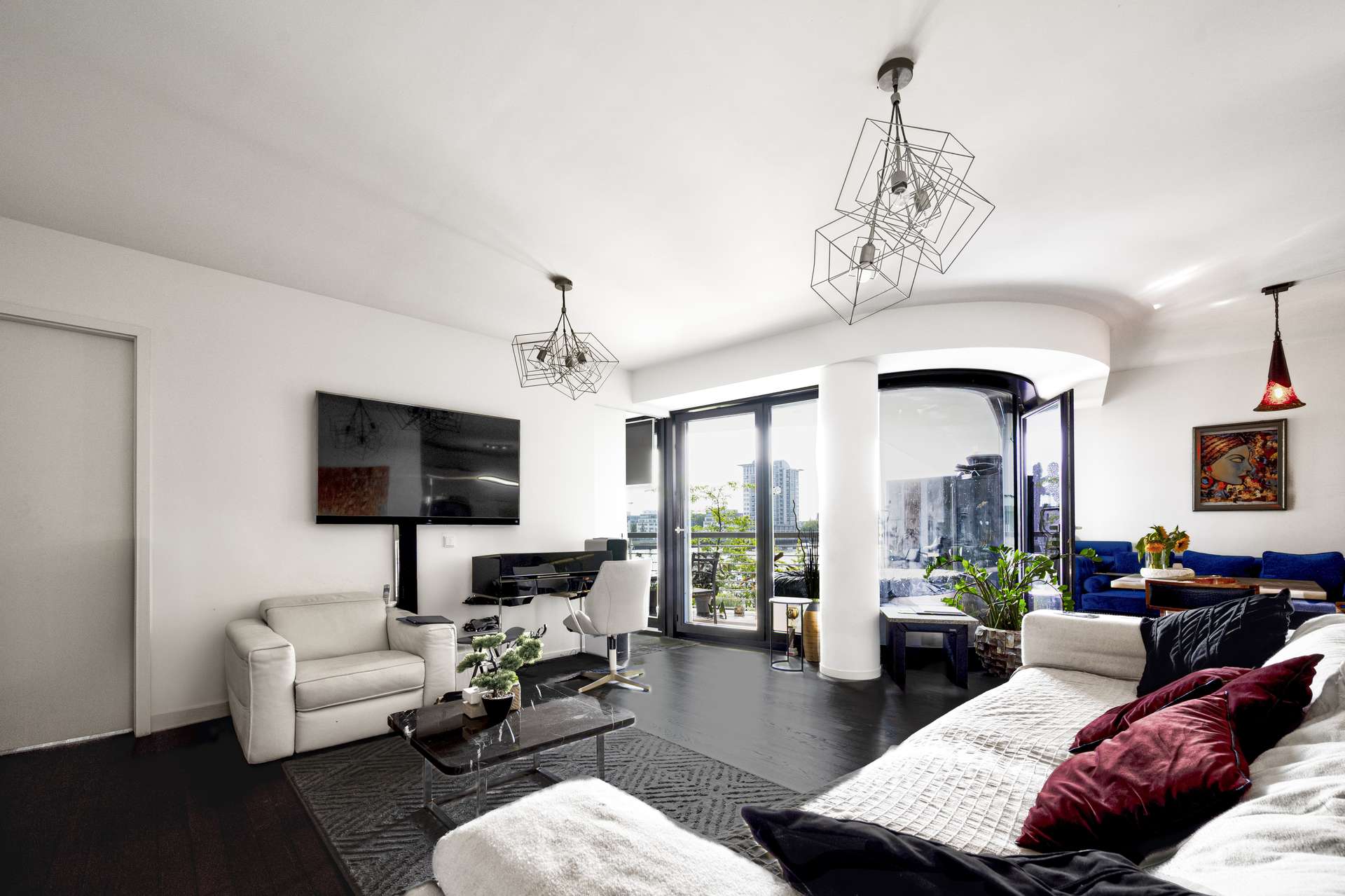 Helles Wohnzimmer mit Blick auf die Spree