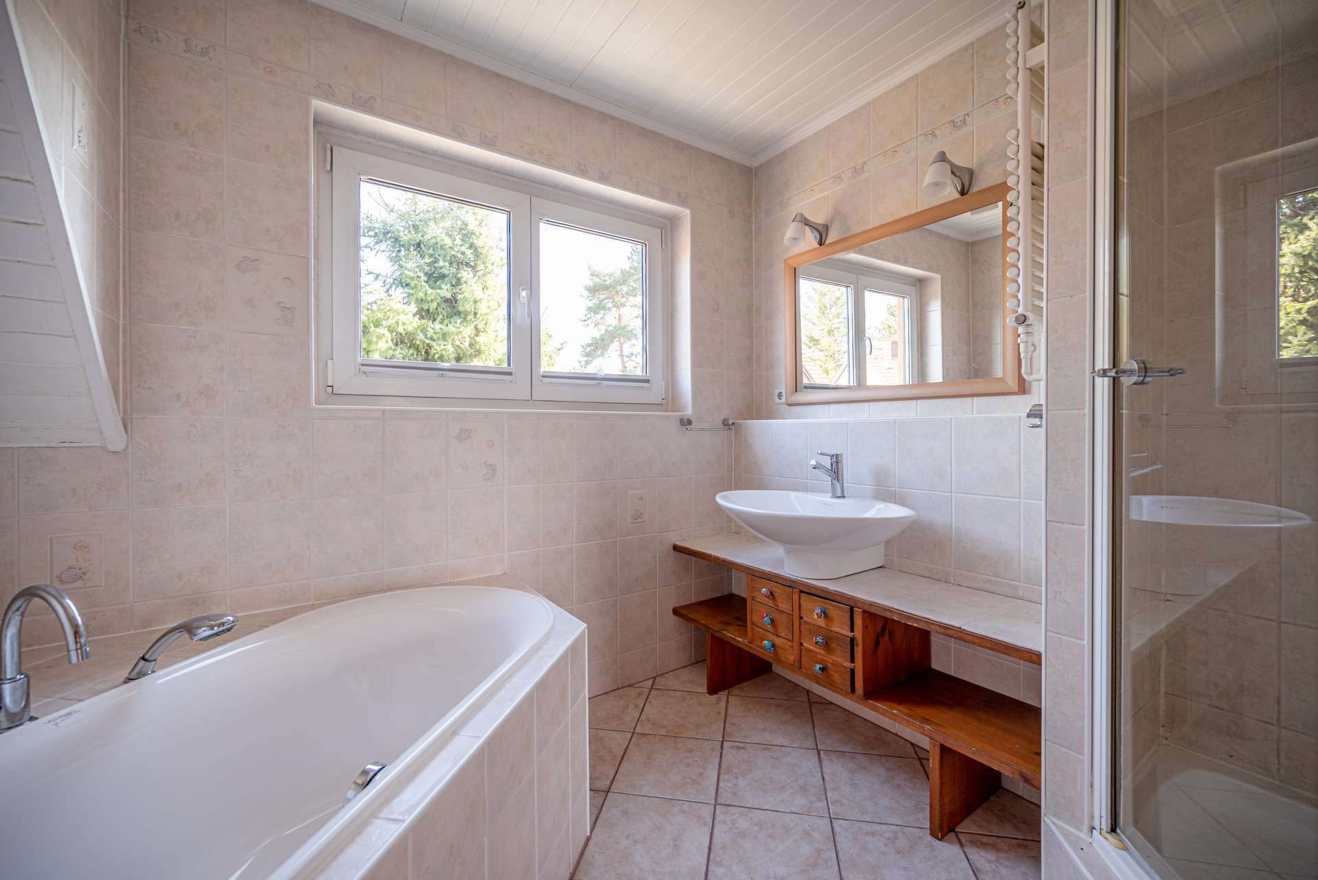 Badezimmer mit Dusche und Eckbadewanne