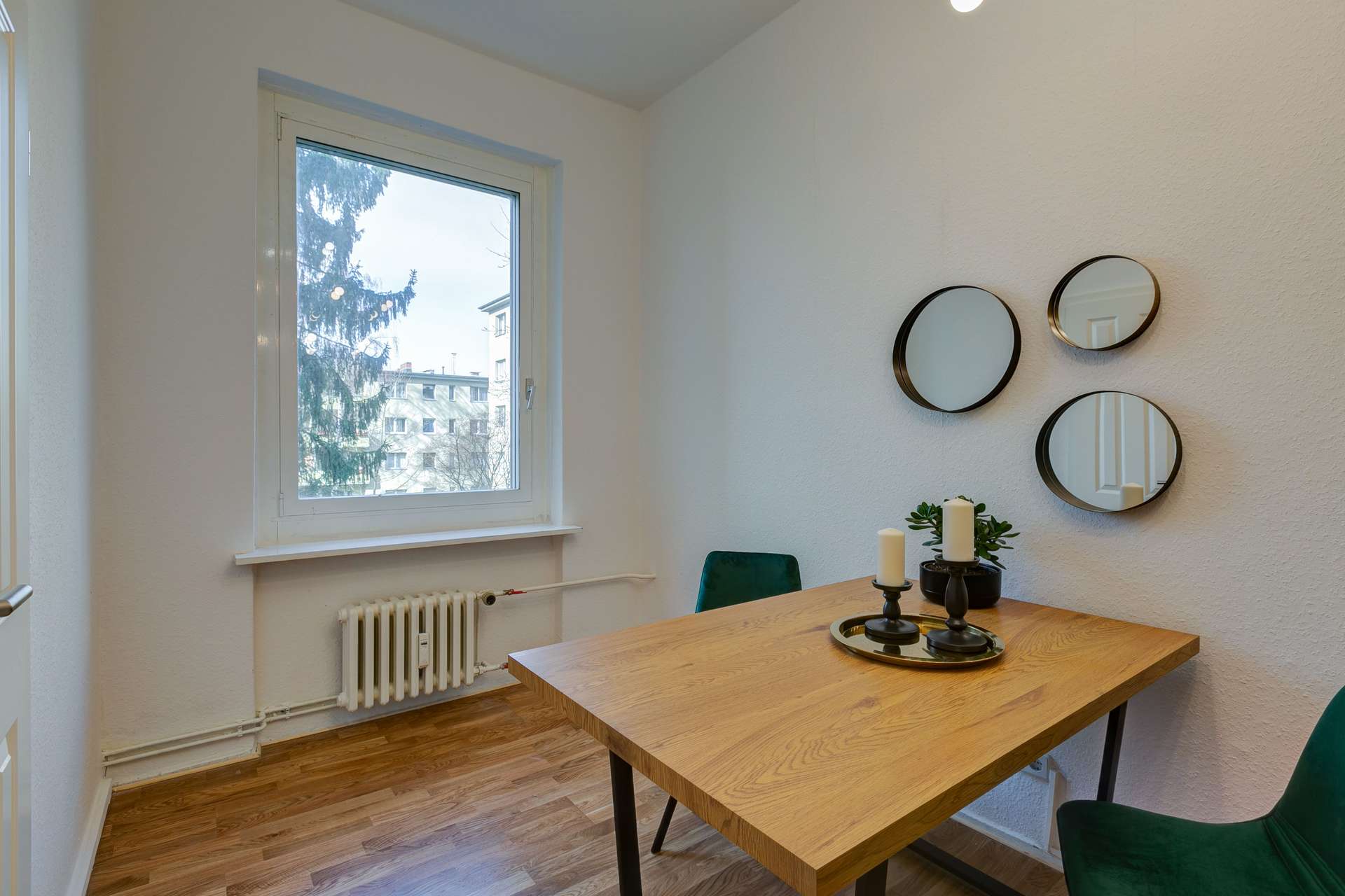 Wohnzimmer mit Blick zum Innenhof