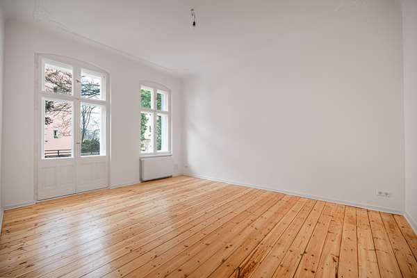 Wohnzimmer mit Balkon Zugang