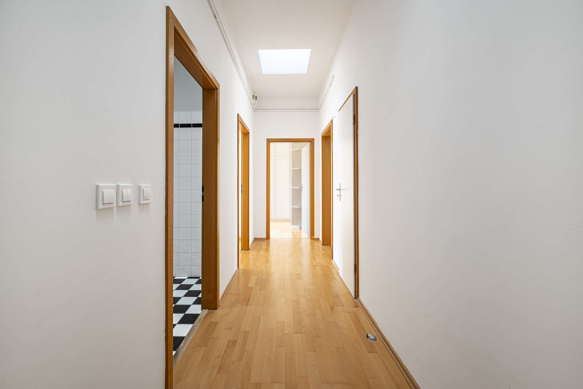 Blick vom Wohnungseingang in den hellen Flurbereich