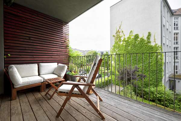 Auu00dfergewu00f6hnlich grou00dfer West-Balkon mit Blick in den idyllischen Innenhof