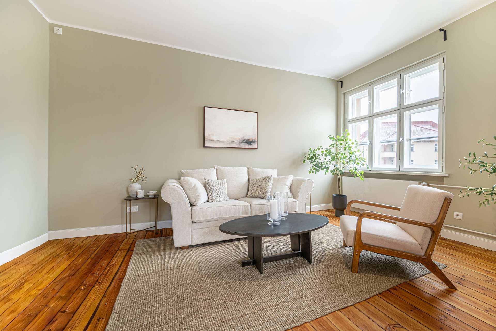 Wohnbereich mit originalen Dielen und viel Tageslicht