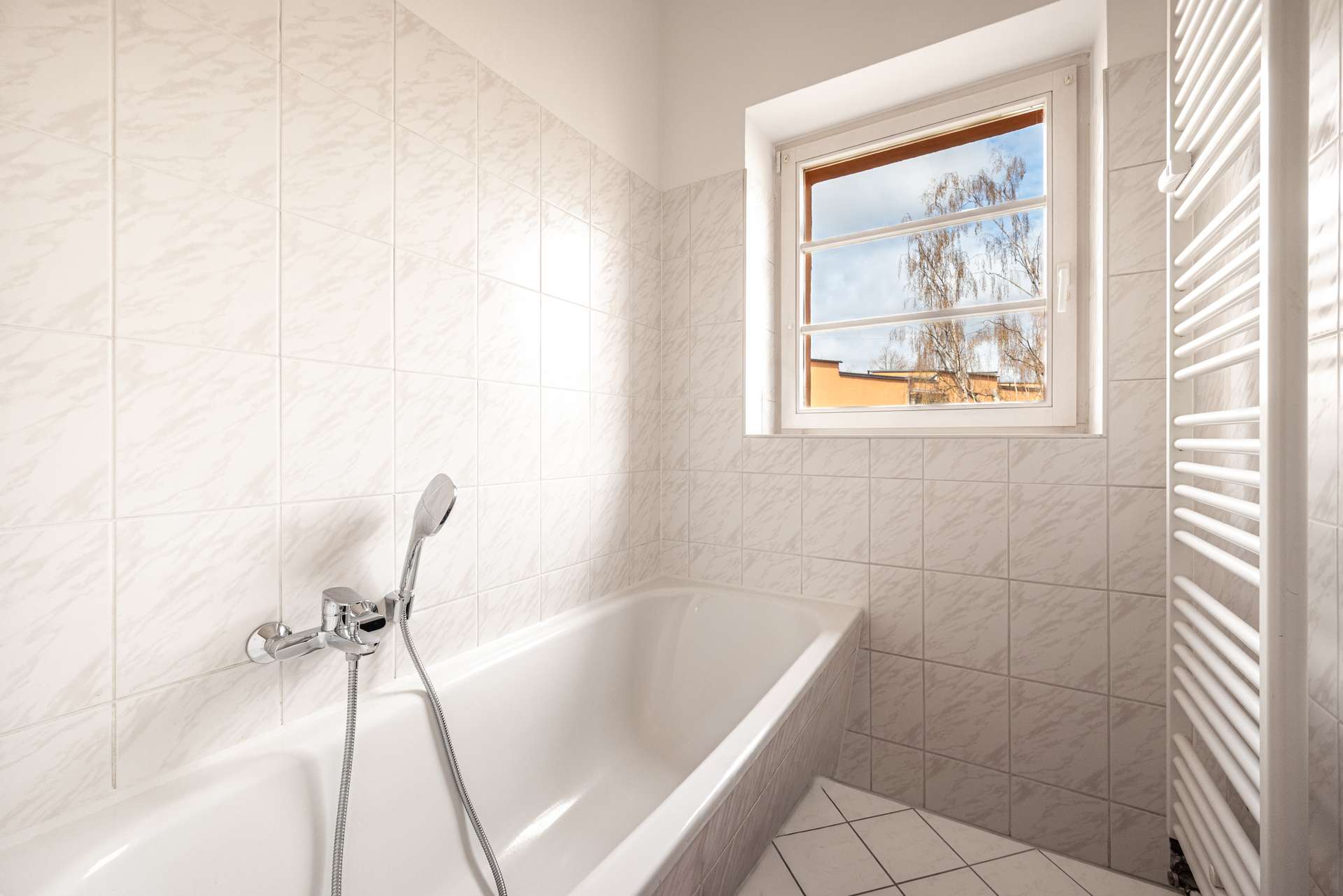 Tageslichtbad mit Badewanne