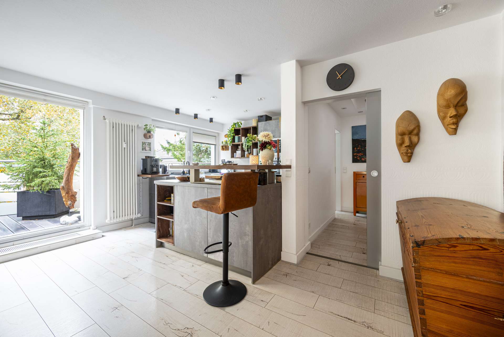 eleganter Schiebetu00fcr und Zugang zur platzsparenden Wendeltreppe