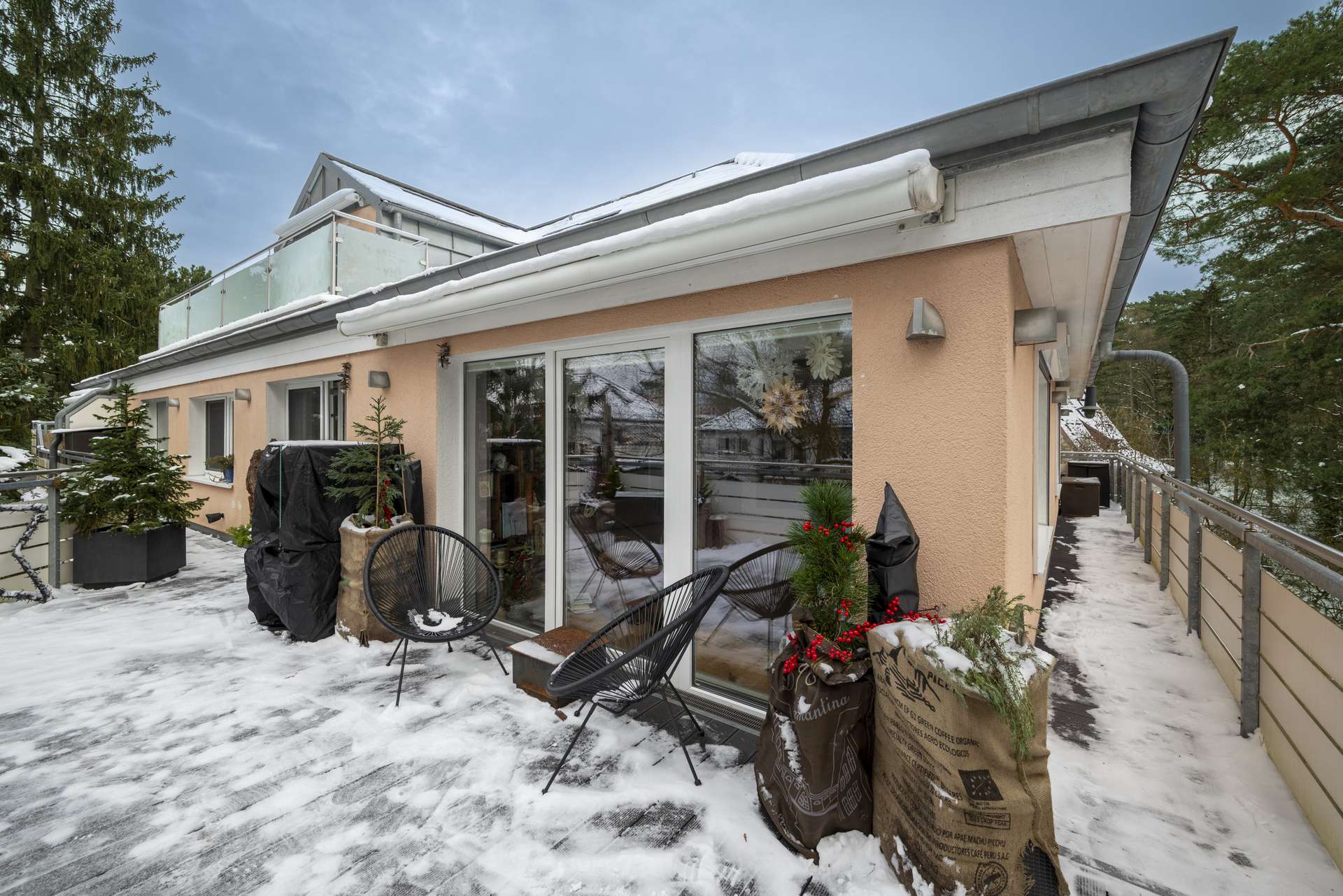Rundumlaufende Terrasse mit herrlichem Waldpanorama