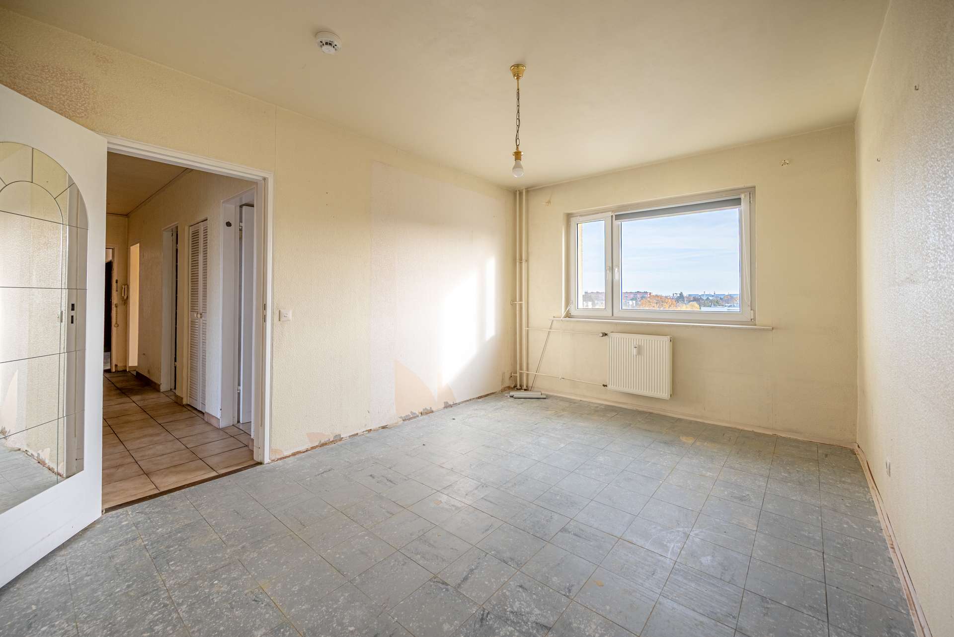 Geru00e4umiges Schlafzimmer