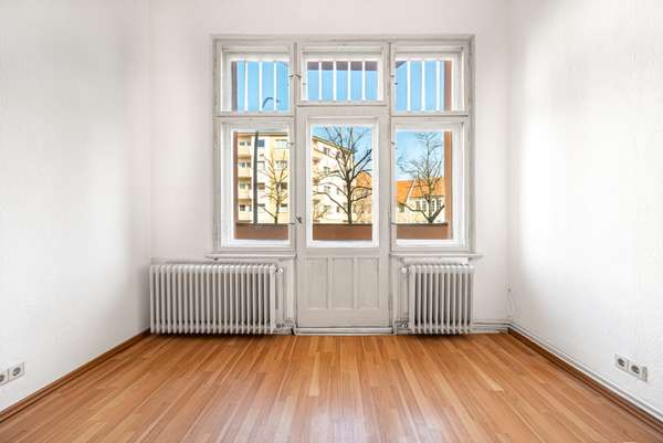 Wohnzimmer mit Balkonzugang