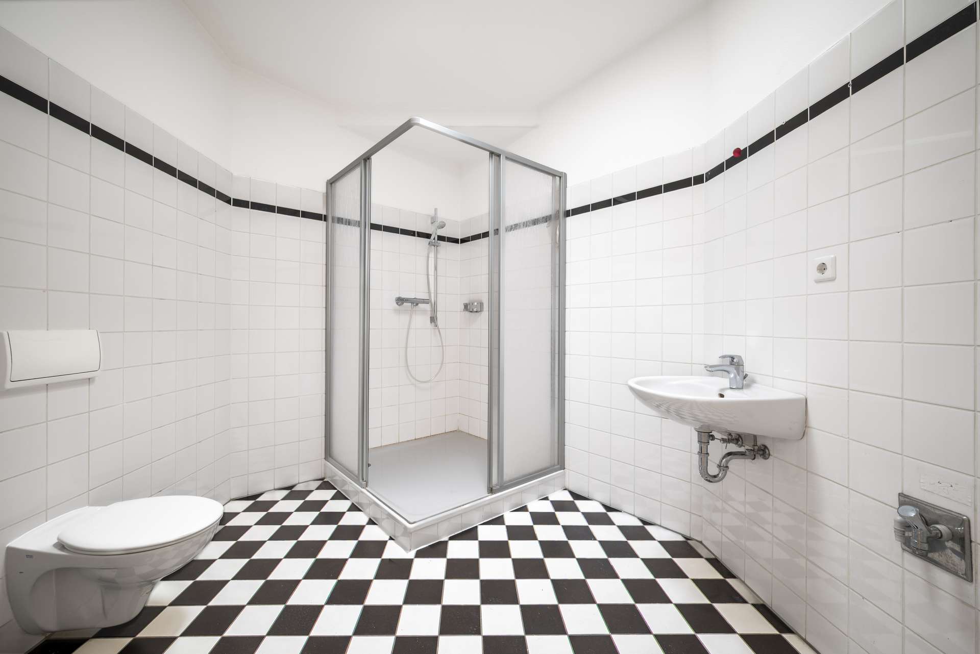 Geru00e4umiges Badezimmer mit XXL-Dusche