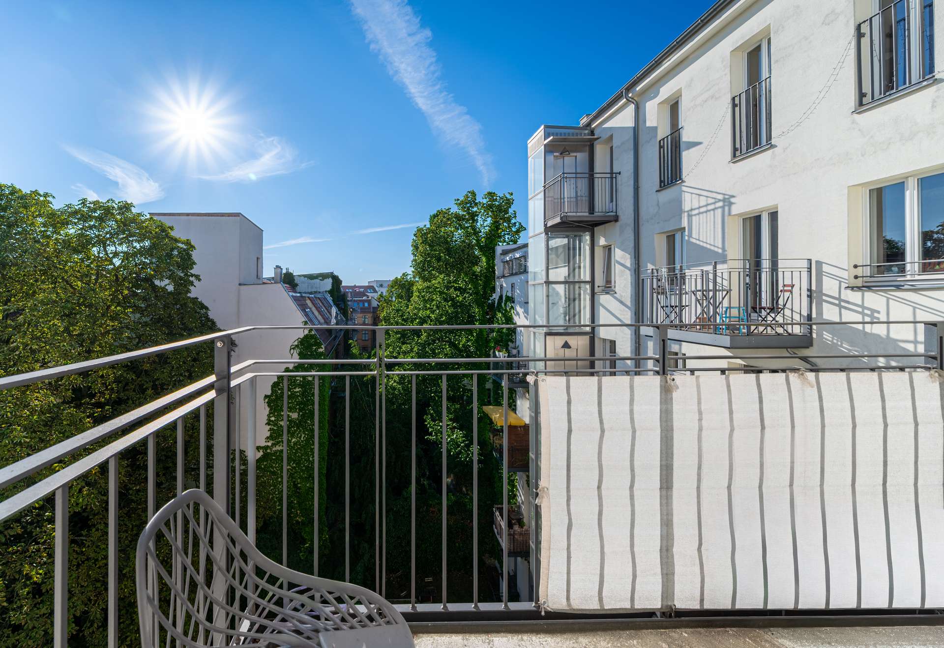 Sonniger Westbalkon mit idyllischem Blick in den begru00fcnten Innenhof