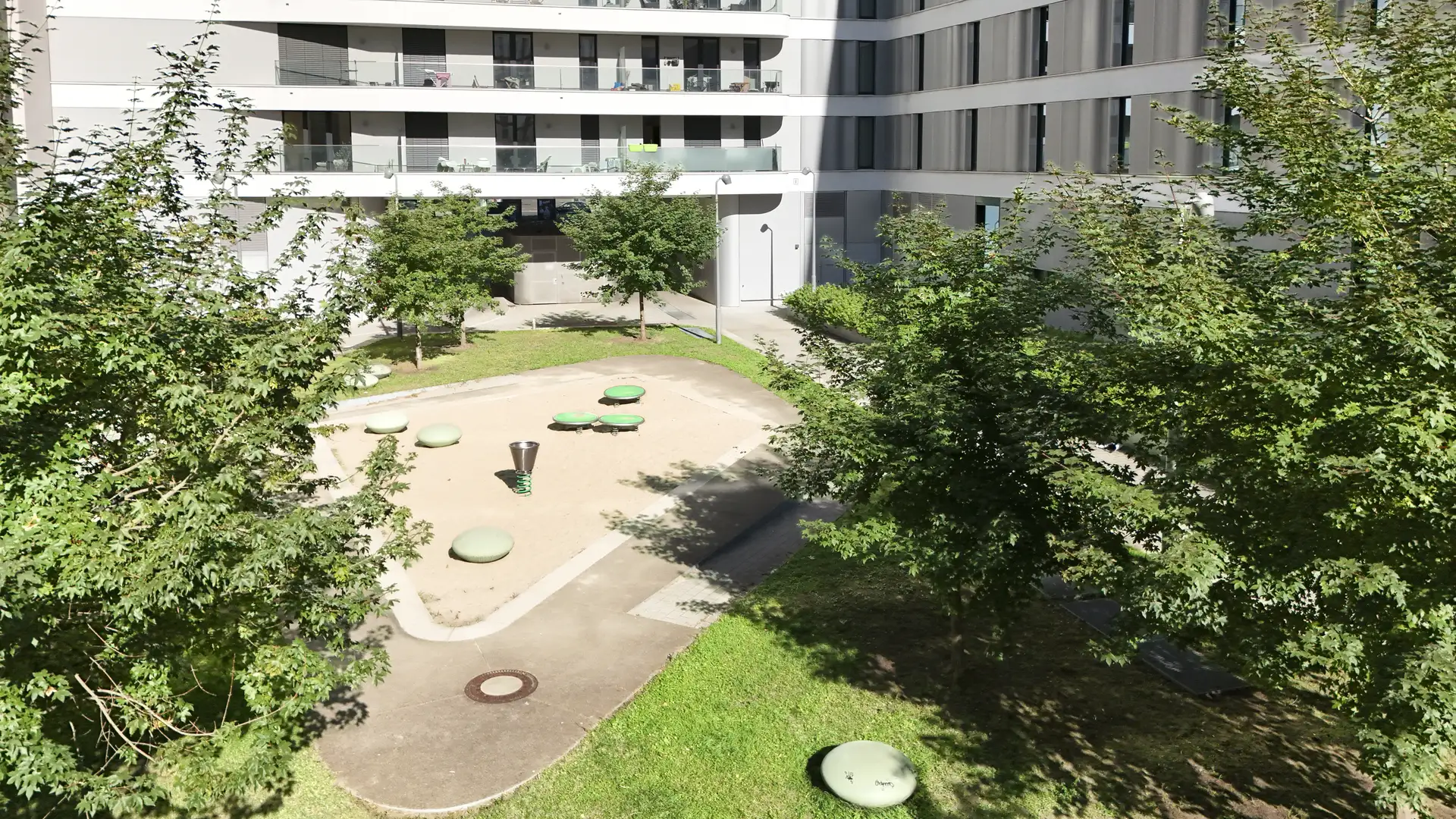 Spielplatz im Gru00fcnen perfekt fu00fcr Kinder