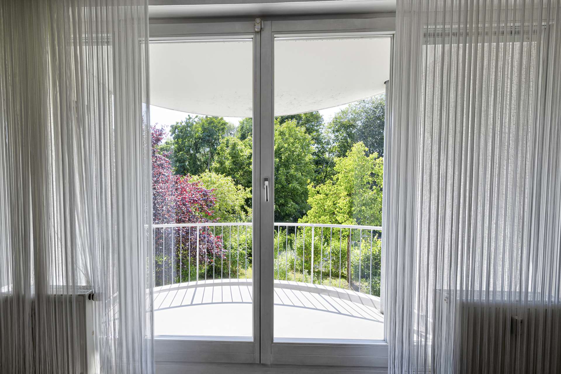 Luftiger Balkon mit Zugang aus dem Wohnzimmer