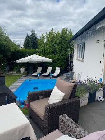Modernisierter Bungalow in herrlicher Gartenoase mit Pool