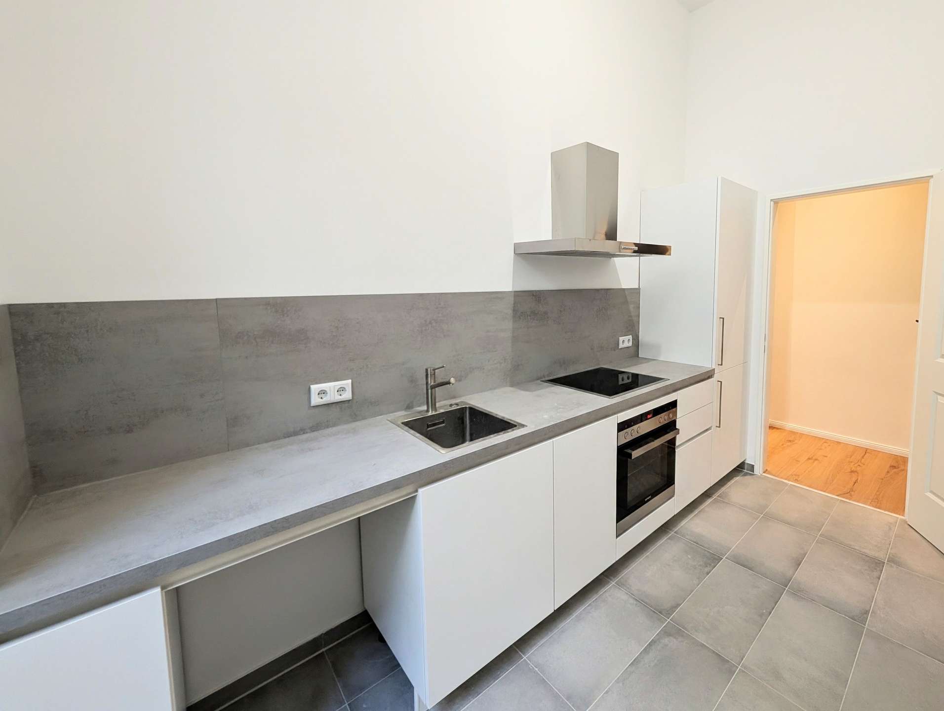 Erstbezug nach Renovierung: 2-Zimmer-Erdgeschosswohnung mit Einbauküche in Wilmersdorf
