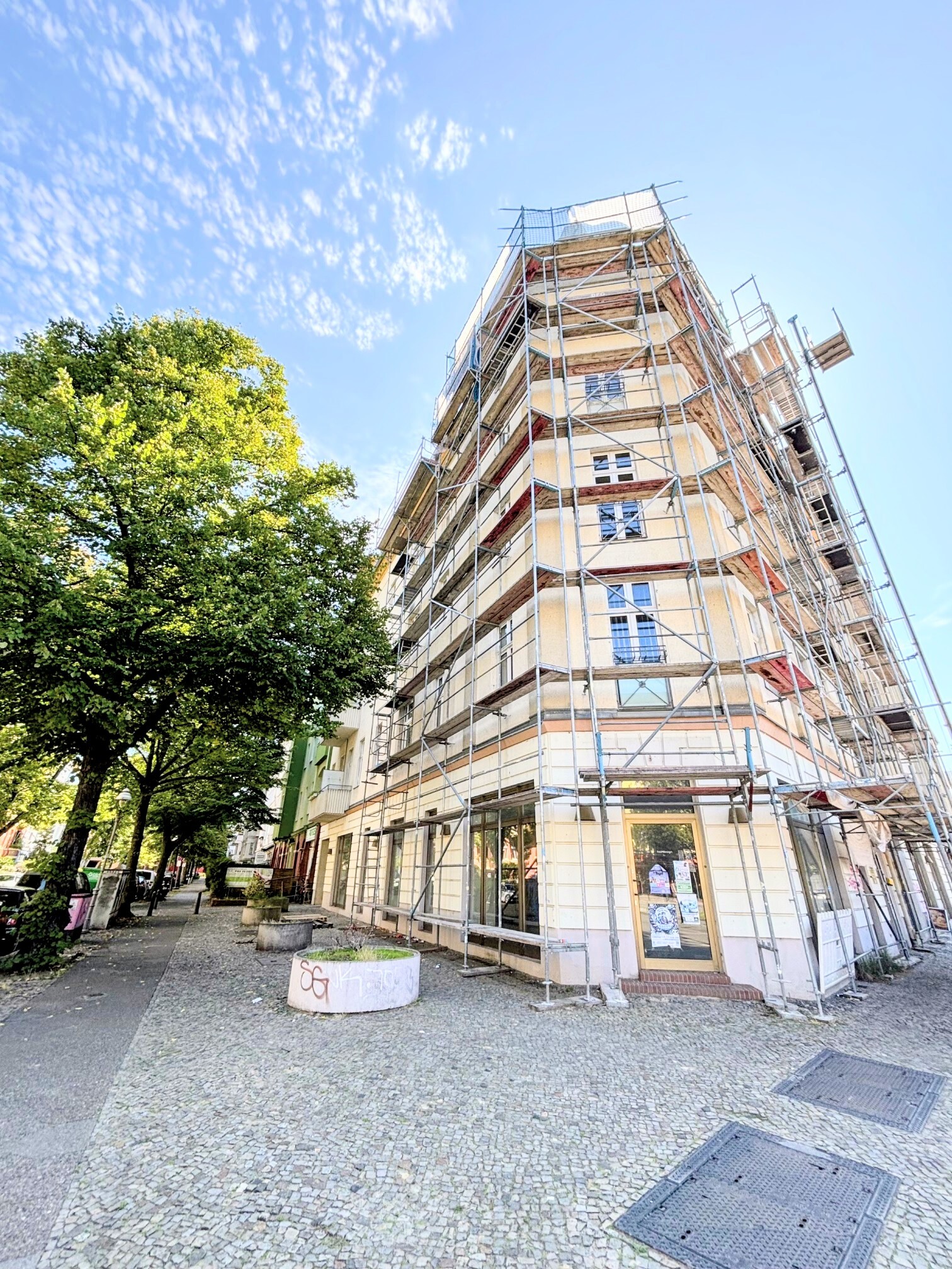 Top-Lage in Berlin-Tegel: 323 m² Eckfläche mit Rundum-Schaufenstern an der Berliner Straße