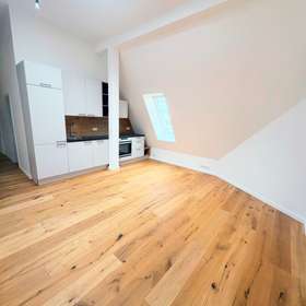 Erstbezug Studio-Penthouse: große Wohnküche, Schlafzimmer, Bad mit Wanne