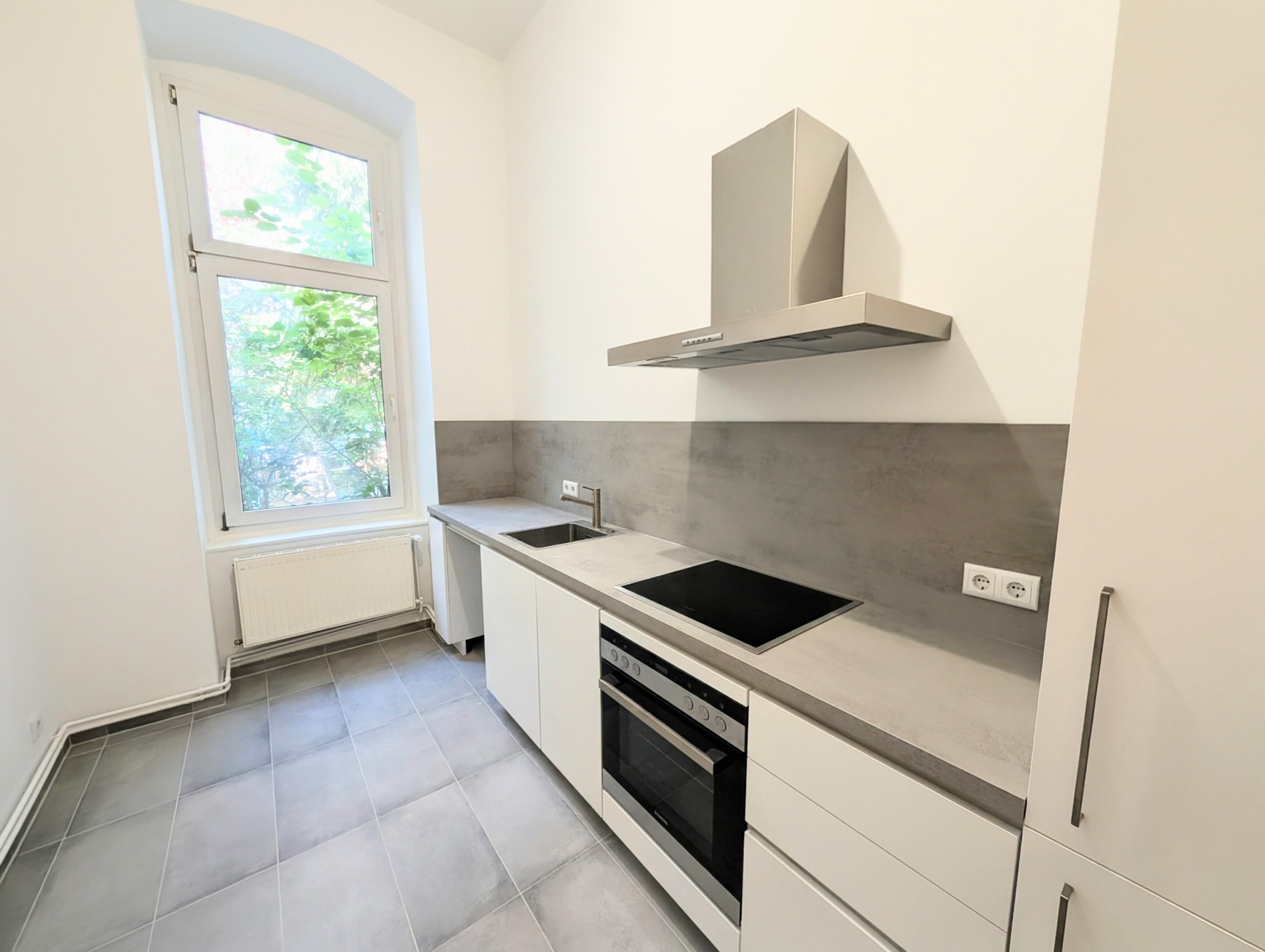 Erstbezug nach Renovierung: 2-Zimmer-Erdgeschosswohnung mit Einbauküche in Wilmersdorf