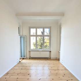 Stilvoll modernisiert – helle 2,5-Zimmer-Wohnung mit Einbauküche und Balkon