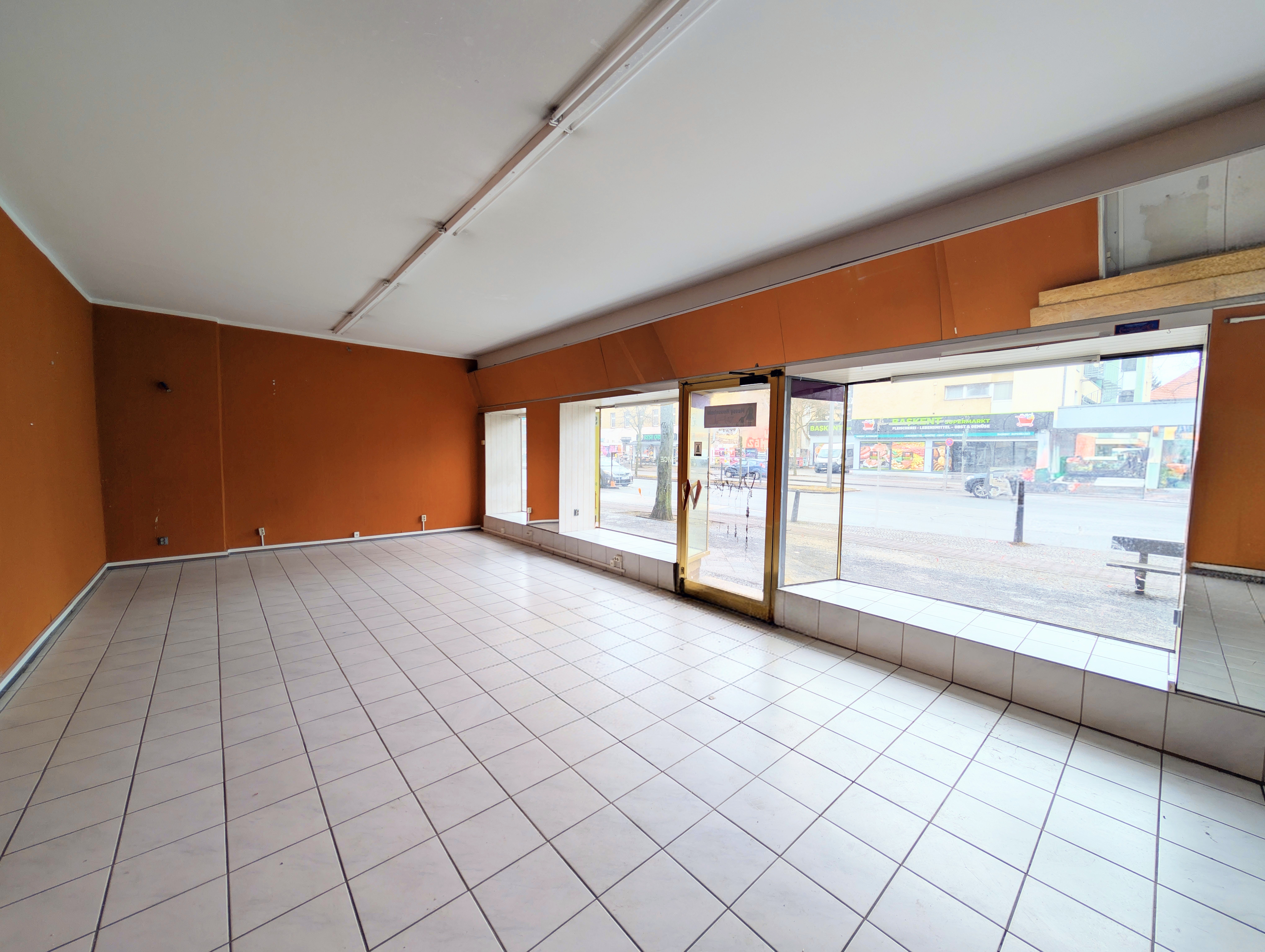 Direkt auf der Residenzstraße – provisionsfreie Ladenfläche mit ca. 20 m Front