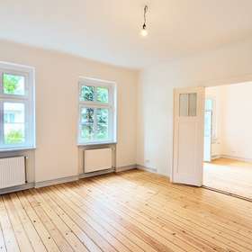 Erstbezug nach Sanierung: Großzügige 3-Zimmer-Altbauwohnung mit Balkon & neuer Einbauküche
