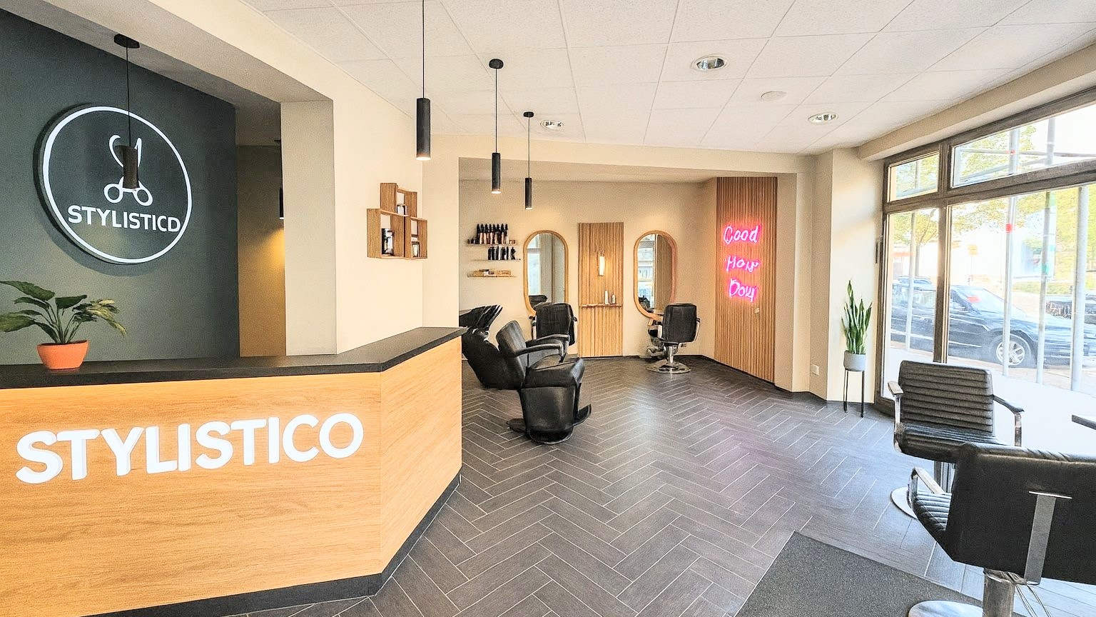 Top-Lage in Berlin-Tegel: 323 m² Eckfläche mit Rundum-Schaufenstern an der Berliner Straße