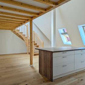 Neubau-Dachgeschoss mit Mezzanine – Stilvolle 2-Zimmer-Wohnung mit offener Wohnküche