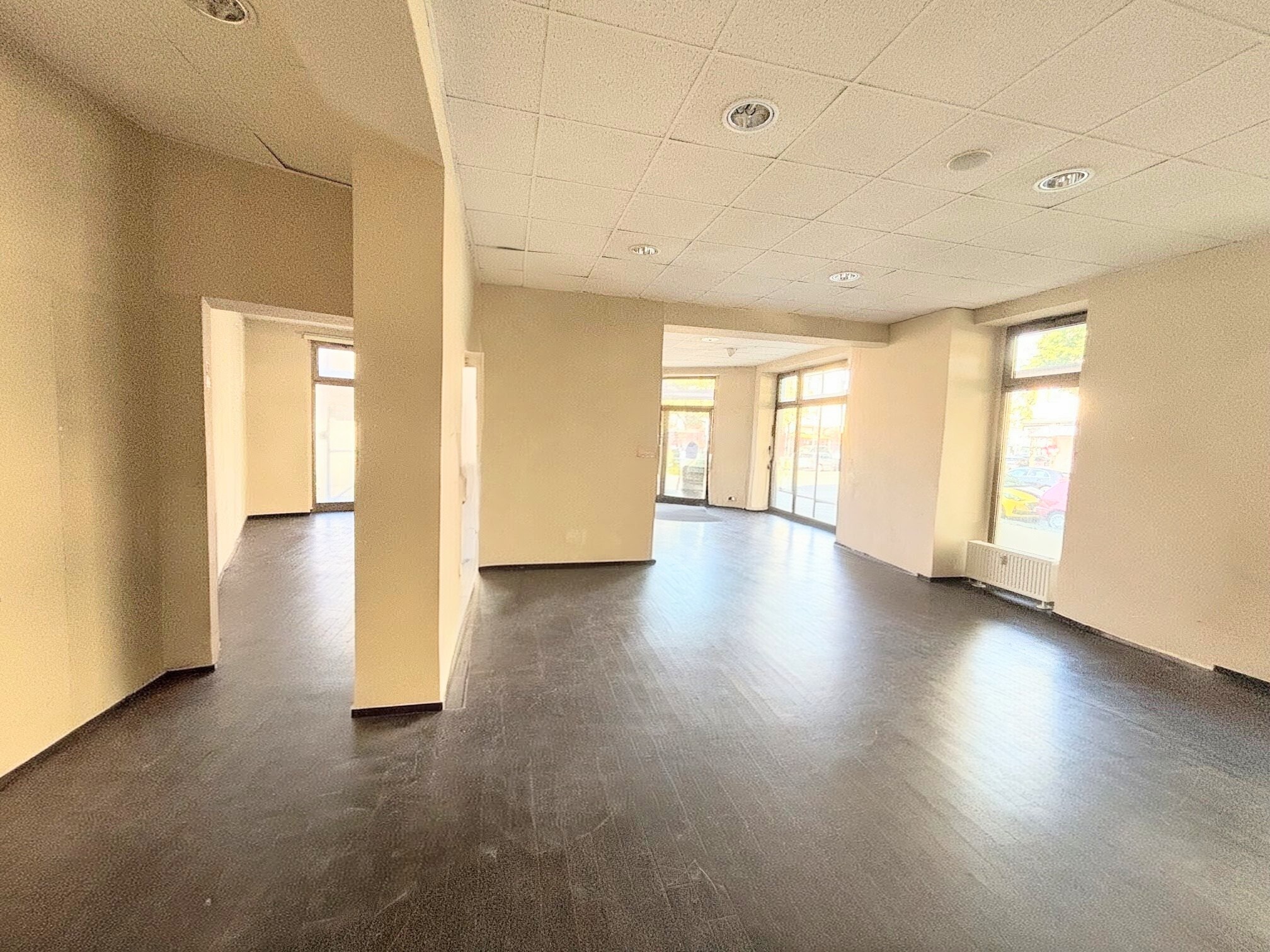 Top-Lage in Berlin-Tegel: 323 m² Eckfläche mit Rundum-Schaufenstern an der Berliner Straße