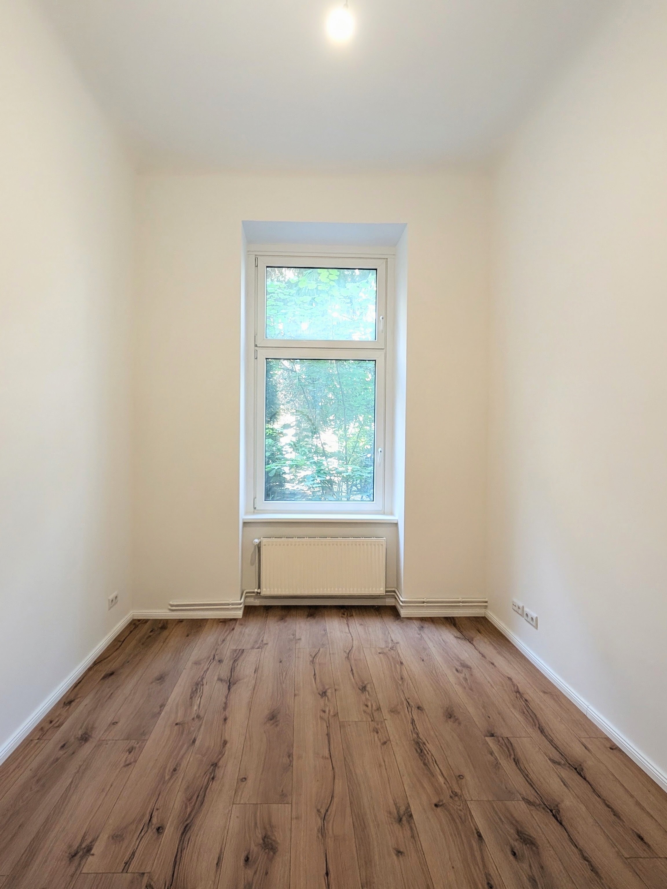 Erstbezug nach Renovierung: 2-Zimmer-Erdgeschosswohnung mit Einbauküche in Wilmersdorf