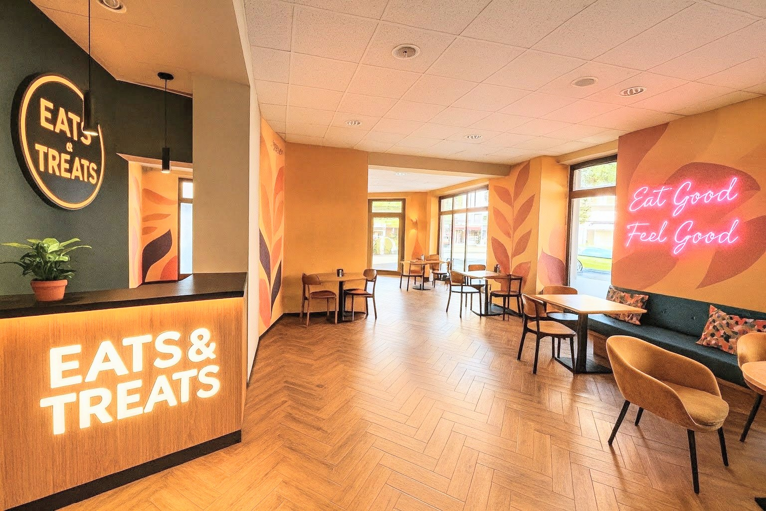 Top-Lage in Berlin-Tegel: 323 m² Eckfläche mit Rundum-Schaufenstern an der Berliner Straße