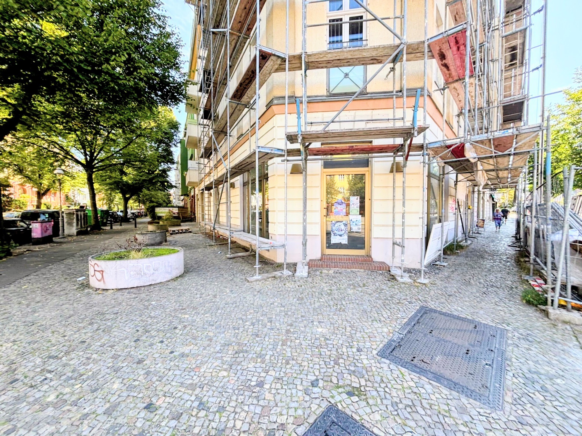 Top-Lage in Berlin-Tegel: 323 m² Eckfläche mit Rundum-Schaufenstern an der Berliner Straße