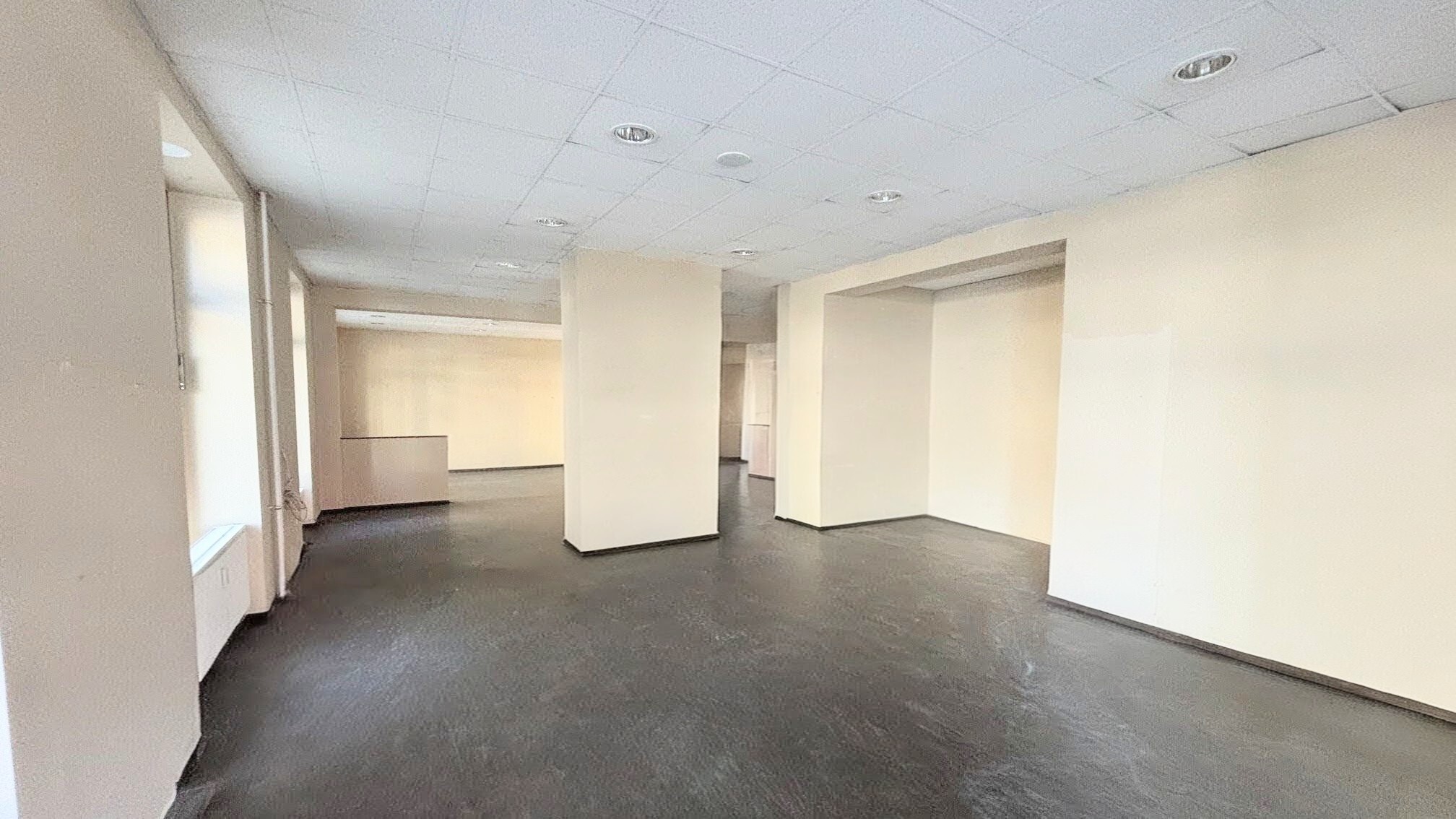 Top-Lage in Berlin-Tegel: 323 m² Eckfläche mit Rundum-Schaufenstern an der Berliner Straße