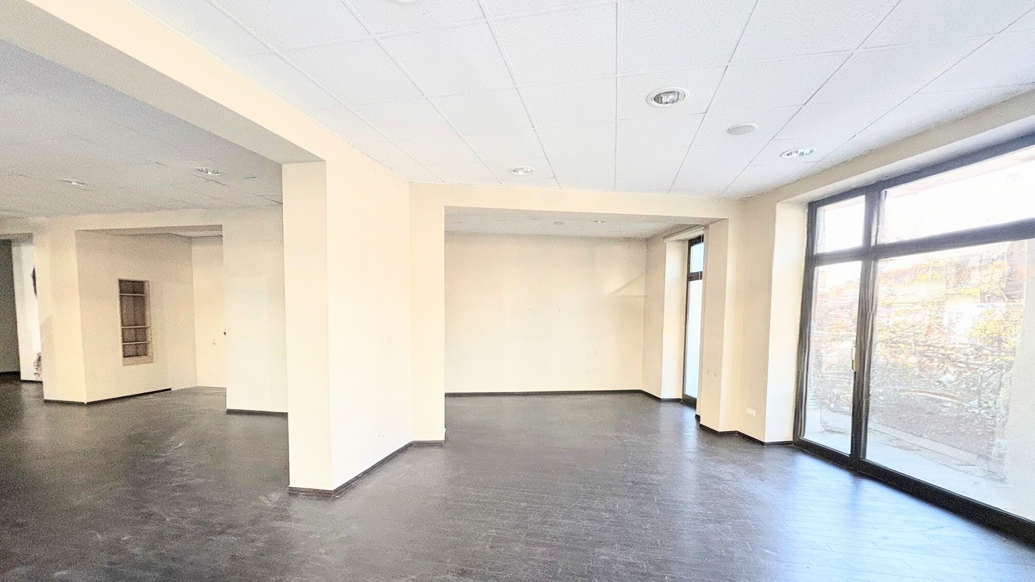 Top-Lage in Berlin-Tegel: 323 m² Eckfläche mit Rundum-Schaufenstern an der Berliner Straße