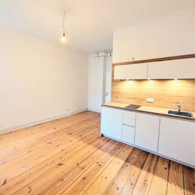 Modernes Studio in Berlin-Moabit mit Einbauküche