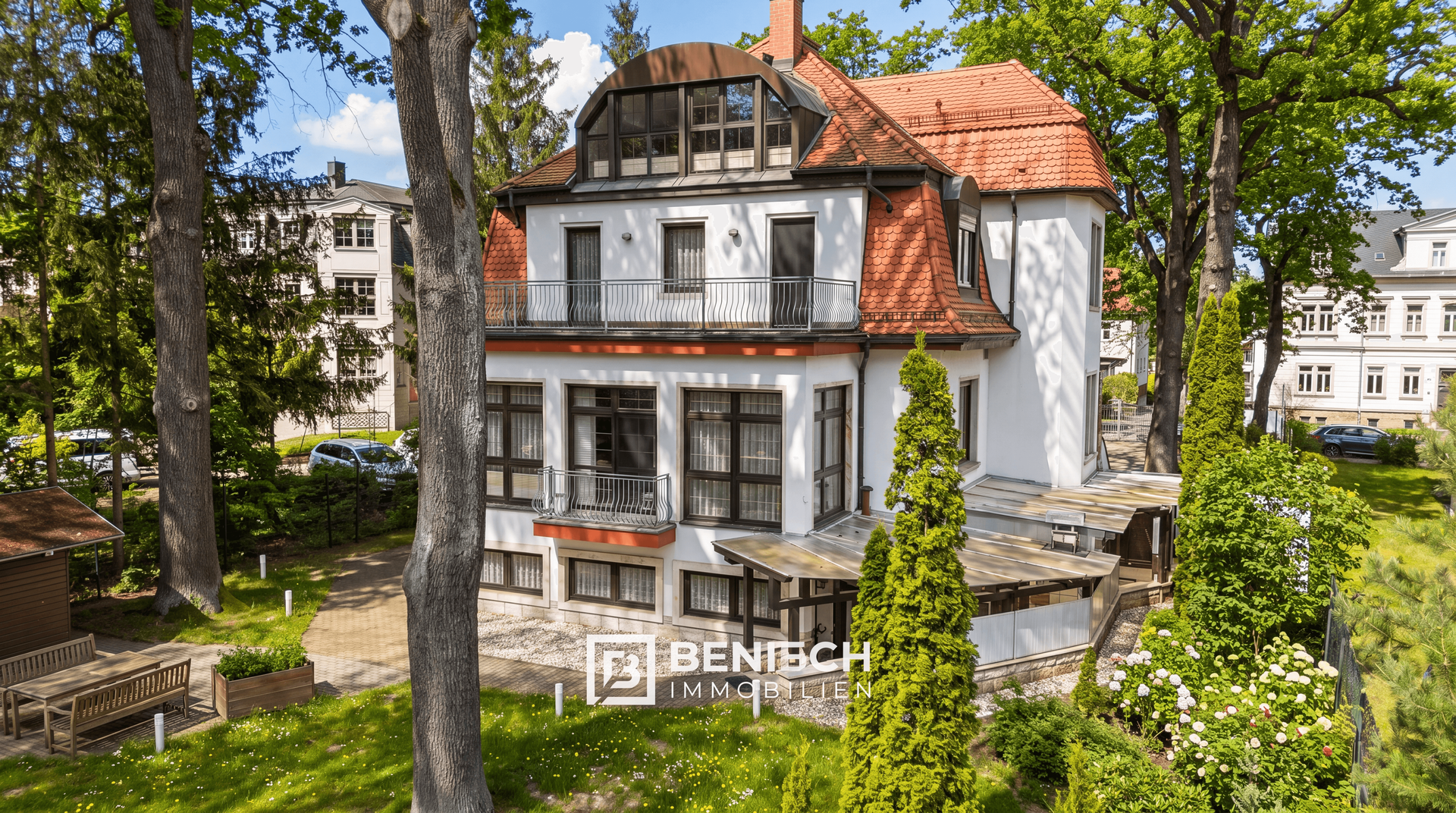 Ein Haus, drei Leben: Wohnen, Wellness, Wirken. – Außenansicht