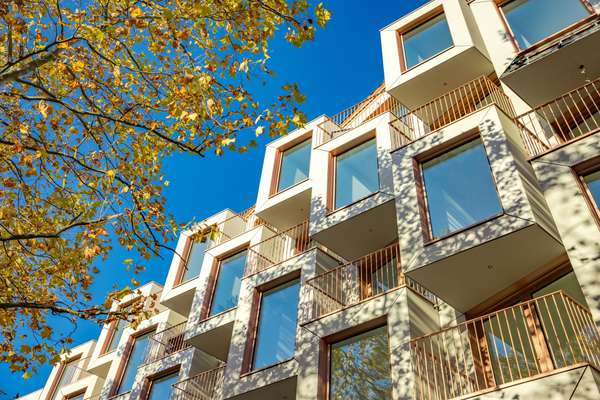 Moderne Neubau-Balkonwohnung mit Weitblick und Ausnahme-Architektur